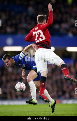 Chelsea's Cesar Azpilicueta (links) und von Manchester United Lukas Shaw Kampf um den Ball im FA Cup in die fünfte Runde an der Stamford Bridge, London. Stockfoto