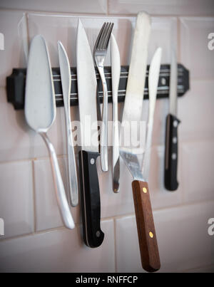 Küche Besteck hängen auf der Magnetstreifen auf der Wand. Gabel, Messer Stockfoto