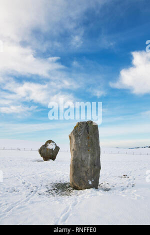 Avebury Stone Circle im Winter Schnee kurz nach Sonnenaufgang. Avebury, Wiltshire, England. Stockfoto