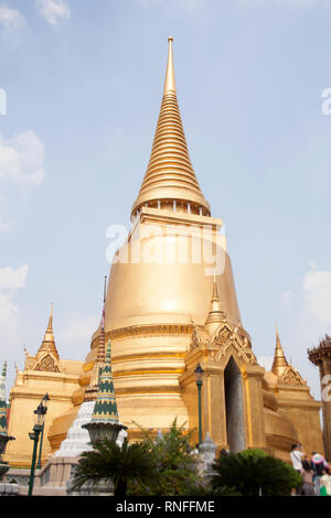 Golden Phra Sri Rattana Chedi im Wat Phra Kaew Tempel innerhalb der Grand Palace in Bangkok, Thailand Stockfoto