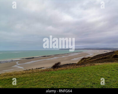 Ebbe freigelegt eine große Muschelfarm in der Bucht von Wissant, Pas-de-Calais, Nord Frankreich. Blick vom Cap Gris-Nez auf - Cap Blanc Nez. Stockfoto