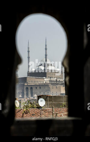 Kairo, Ägypten, 14. April 2008: Die Mohamed Ali Moschee durch einen Rahmen, Kairo, Ägypten gesehen. Stockfoto