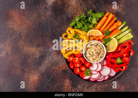 Hausgemachte Hummus mit frischem Gemüse, Ansicht von oben. Stockfoto