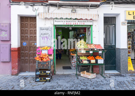 Frisches Obst und Gemüse auf Anzeige außen einen kleinen Laden in der spanischen Stadt Sevilla, Andalusien Stockfoto