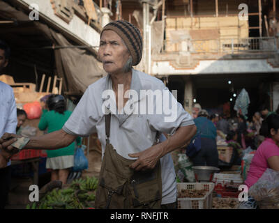 Alte balinesische Frau am wichtigsten Markt von Ubud, Bali, Indonesien Stockfoto
