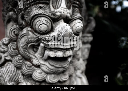 Close-up auf einem Gate Guardian (Dvarapala) vor einem balinesischen Tempel in Ubud, Bali, Indonesien Stockfoto