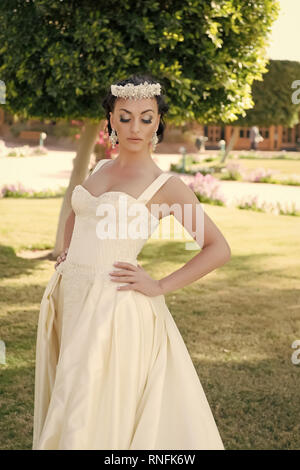 Verträumt Braut. Tipps und Tricks von Hochzeit im Ausland Experten. Sachen betrachten, Hochzeit im Ausland. Braut adorable White Wedding Dress sonnigen Tag Naturpark Hintergrund. Hochzeit im Freien. Stockfoto