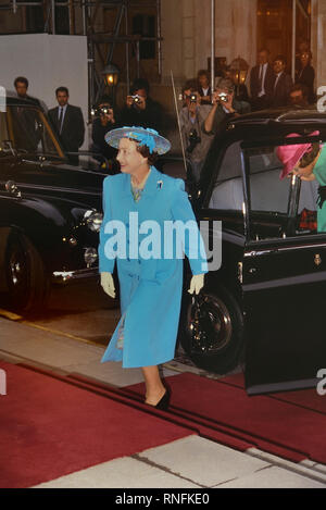 Ihre Majestäten Königin Elisabeth II. Und Königin Beatrix der Niederlande bei der Ankunft in der niederländischen Kirche in Austin Friars, London, England, Großbritannien. Ca. 28. Juni 1989 Stockfoto