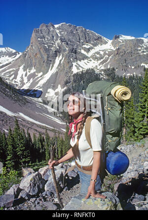 Eine weibliche Backpacker ruht auf einem schutthang, wie Sie verhandelt eine robuste und alpinen Abschnitt der Continental Trail in den San Juan National fore Teilen Stockfoto