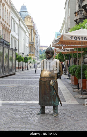 Budapest, Ungarn - 13. Juli 2015: Das Fett Polizist Messing Statue an Zrinyi Straße in Budapest, Ungarn. Stockfoto