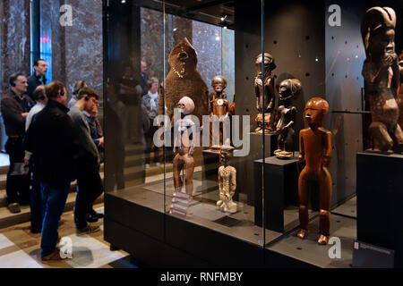 Holz- Afrikanische Statuetten in der AfricaMuseum/Königliches Museum für Zentralafrika, Ethnographie und Natural History Museum in Tervuren, Belgien Stockfoto