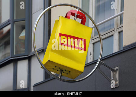 Wien, Österreich - 12. Juli 2015: Rotierende Gelber Sack Zeichen der Supermarkt Billa in Wien, Österreich. Stockfoto