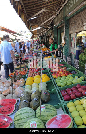 Wien, Österreich - 11. Juli 2015: Touristen Einkaufsmöglichkeiten am Naschmarkt Farmers Market in Wien, Österreich. Stockfoto