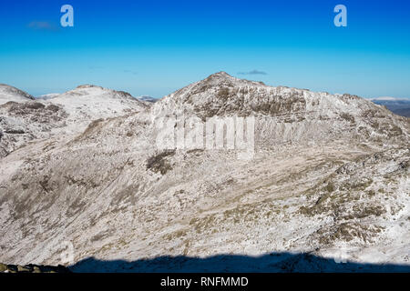 Bowfell im Winter von Crinkle Crags gesehen, Nationalpark Lake District, Cumbria, Großbritannien Stockfoto