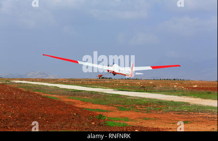 Fragen 13 Segelflugzeug der Zypern Segelfliegen Gruppe, die sich auf eine Winch launch bei Mammari Airfield, Nikosia, Zypern, Oktober 2018 Stockfoto