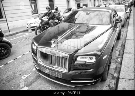 Paris, Frankreich, 26. September, 23, 2017: Luxus Sportwagen rolls royce Rolls Royce Ghost Blau und Gold Farbe auf der Straße in Paris geparkt. rolls royce Rolls-Royce ist bekannt teuren Auto Marke Car Stockfoto