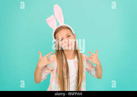 Bunny Ohren Zubehör. Ostern Aktivitäten. Cute Bunny. Urlaub Bunny Girl mit niedlichen lange Ohren posieren. Kind lächelnd spielen Bunny Rolle. Glückliche Kindheit. Traditionen für Kinder zu helfen in Ostern Geist zu erhalten. Stockfoto