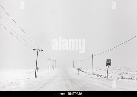 Gefährlichen Fahrbedingungen während eines Schneesturms auf der State Route 10, Stein Arabien, New York State, USA. Stockfoto