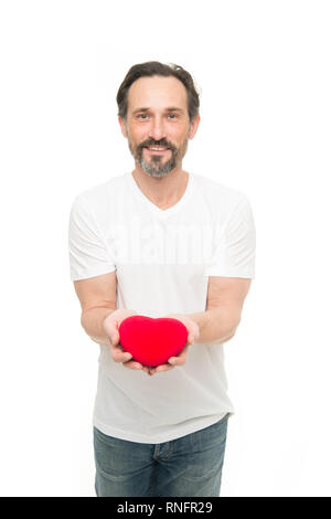 Liebe und romantische Gefühle Konzept. Herz-Attribut von Valentine. Herz Geschenk präsentieren. Gruß aus ehrlichem Herzen. Man bärtige Hipster halten Herz. Romantischer Kerl verlieben. Valentines Tag feiern. Stockfoto