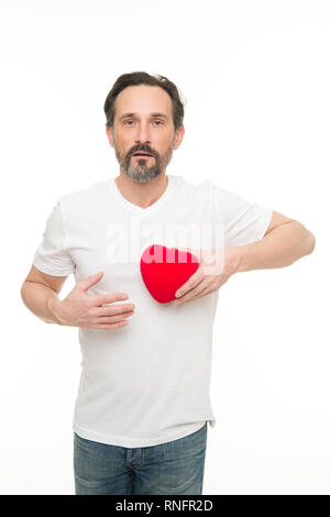 Herz-Attribut von Valentine. Herz Geschenk präsentieren. Gruß aus ehrlichem Herzen. Man bärtige Hipster halten Herz. Romantischer Kerl verlieben. Valentines Tag feiern. Liebe und romantische Gefühle Konzept. Stockfoto
