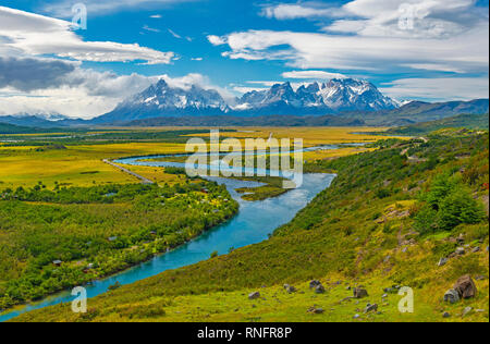 Die majestätischen Gipfel der Cuernos und Torres del Paine im Sommer, das türkise Serrano Flusses, Torres del Paine National Park, Puerto Natales, Chile. Stockfoto