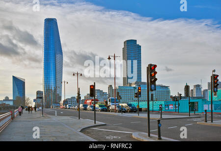 LONDON BLACKFRIARS BRIDGE CITY VON LONDON MENSCHEN UND VERKEHR ÜBER DIE BRÜCKE IN DEN FRÜHEN MORGENSTUNDEN Stockfoto