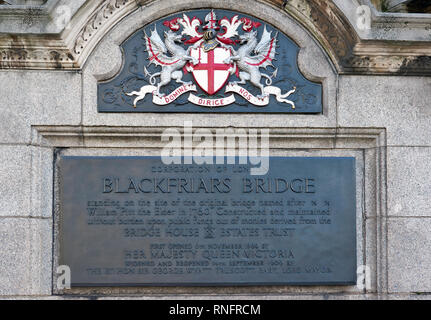 LONDON BLACKFRIARS BRIDGE CITY VON LONDON PLAKETTE AUF DER BRÜCKE CORPORATION VON LONDON Stockfoto