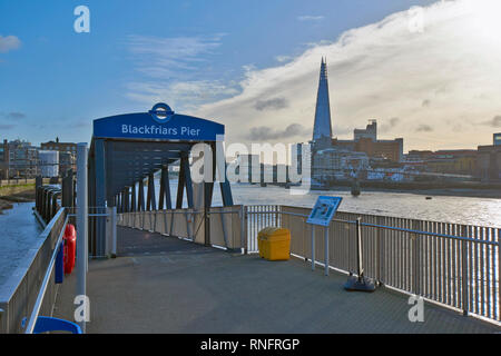 LONDON BLACKFRIARS PIER der Londoner City und der WOLKENKRATZER, bekannt als der SHARD SOUTHWARK Stockfoto