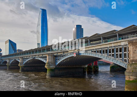 LONDON Blackfriars Railway Bridge City von London und der WOLKENKRATZER, bekannt als Vase oder Boomerang Stockfoto