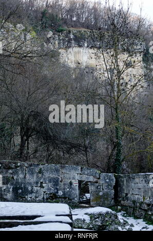 Ansicht der Stiftung an alte Gebäude, Stein an der Wand und der Tür in Richtung Klippe in Demir Baba Teke, cult Denkmal von Christen und Muslimen geehrt Stockfoto