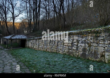 Blick auf den Innenhof, Wand, Hauptausgang und kleine Ecke mit heiligen Frühling sourcein in Demir Baba Teke, cult Denkmal Stockfoto