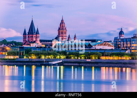 Mainzer Stadtbild in der blauen Stunde am Abend Licht mit Kathedrale, Dom Mainz Stockfoto