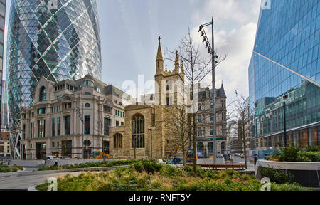 LONDON DIE STADT LONDON 30 ST MARY AXE THE GHERKIN TURM UND SKALPELL RUND UM DIE KIRCHE St. Andrew UNDERSHAFT Stockfoto