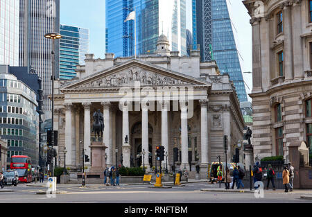 LONDON DIE STADT LONDON ROYAL EXCHANGE TOURISTEN UND REITERSTATUE des Herzogs von Wellington Stockfoto