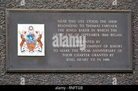 LONDON DIE STADT LONDON STREET SIGN ODER PLAKETTE ZEIGT DEN ORT DER HERKUNFT DER GROSSE BRAND VON LONDON 1666 BÄCKER SHOP VON THOMAS FARYNER Stockfoto