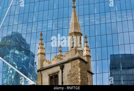 LONDON LONDON IST DIE KIRCHE Turm von St. Andrew UNDERSHAFT mit dem Skalpell Gebäude hinter Stockfoto