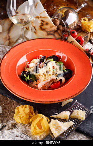 Pasta mit frischen Meeresfrüchten, Zutaten zum Kochen, Tomaten, Nudeln Stockfoto