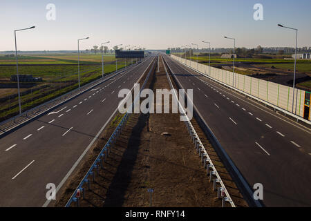 Neu eröffnete Autobahn in Leszno, Polen, ist leer in sonniger Sonntag Nachmittag. Stockfoto