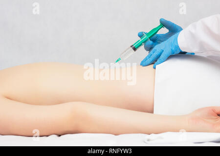 Der Arzt macht eine Injektion von Ozon und chondroprotector in der Wirbelsäule des Patienten, Ozon Therapie Stockfoto