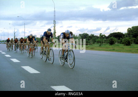 1981 - Mitglieder des Cycle Touring International, ein Bordseitig Cycling Club an Bord der amphibischen Kommando Schiff USS BLUE RIDGE (LCC-19), ihre Freiheit nutzen, um die Gegend zu erkunden. Stockfoto