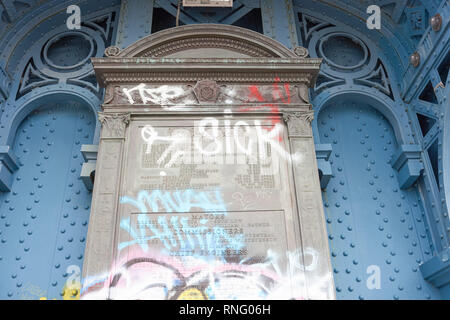 NEW YORK - ca. März 2016: Tablet signage auf die Manhattan Bridge. Die Manhattan Bridge ist eine Hängebrücke, die den East River in New Y Kreuze Stockfoto