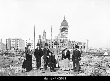 Eine kleine Gruppe von San Franciscos steht jetzt in Trümmern, wo 308 Van Ness Avenue stand. Im Hintergrund ist, was der Stadt Halle. Am 18. April 1906 um 5:15 Uhr ein Beben von 8,25 auf der Richter-skala San Francisco getroffen. Größere Zerstörungen kam von den Bränden danach. Die Stadt brannte für drei Tage. Stockfoto