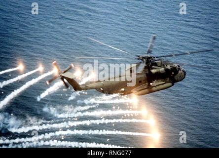 Ein Luft-zu-Luft, rechts CH-53D Sea Stallion Hubschrauber spuckende Flares in der Nähe der Naval Air Station Patuxent River, Md. Der Hubschrauber durch die Bewertung des AN/ALC-39 Gegenmaßnahmen Dosiersystem, verwendet, um den Schutz gegen Lenkwaffen zur Verfügung zu stellen. Stockfoto