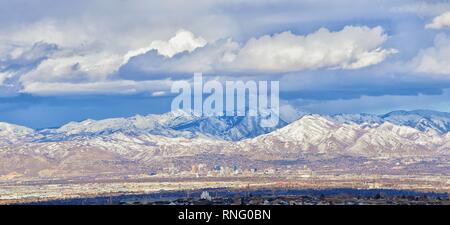 Winter Panorama der schneebedeckten Wasatch Front Rocky Mountains, Great Salt Lake Valley und Cloudscape aus dem Bacchus Highway. Utah, USA. Stockfoto