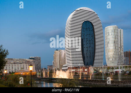 Batumi, Adscharien, Georgien - August 26,2018 Nacht Blick auf das neue moderne Marriott Hotel, das Haus der Gerechtigkeit, Licht und Musik Brunnen auf dem Ardagani See Stockfoto