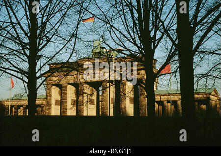 Die DDR-Flagge auf dem Brandenburger Tor. Stockfoto
