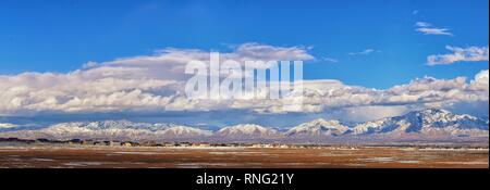 Winter Panorama der schneebedeckten Wasatch Front Rocky Mountains, Great Salt Lake Valley und Cloudscape aus dem Bacchus Highway. Utah, USA. Stockfoto