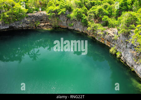 Schildkröten Loch im Norden der Insel Ouvea, Loyalty Islands, New Caledonia. Dieses Loch ist mit U-Bahn zum Meer. Stockfoto