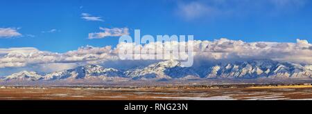 Winter Panorama der schneebedeckten Wasatch Front Rocky Mountains, Great Salt Lake Valley und Cloudscape aus dem Bacchus Highway. Utah, USA. Stockfoto