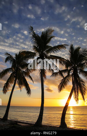 Sonnenuntergang über der Lagune auf der Insel Ouvea Ouvea, Loyalty Islands, New Caledonia. Die Lagune wurde als UNESCO-Weltkulturerbe im Jahr 2008 aufgeführt. Stockfoto